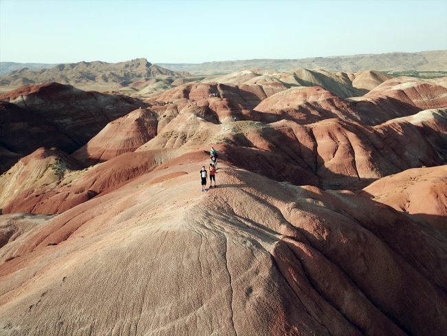 Kırmızı, kahverengi ve sarı topraklarıyla Gökkuşağı Tepeleri