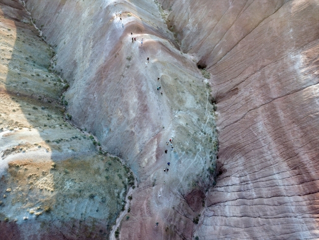 Kırmızı, kahverengi ve sarı topraklarıyla Gökkuşağı Tepeleri