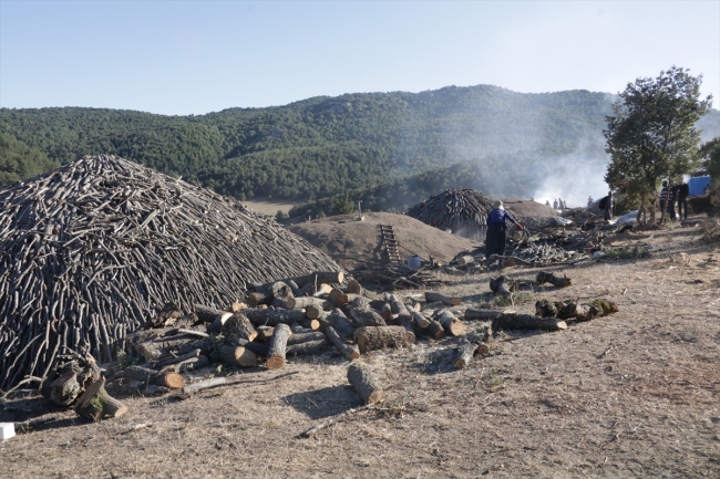 Ekmeklerini mangal kömüründen çıkarıyorlar