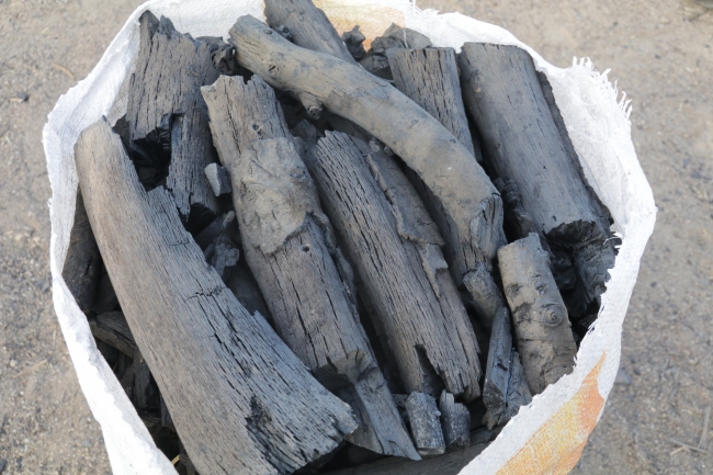 Ekmeklerini mangal kömüründen çıkarıyorlar