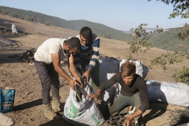 Ekmeklerini mangal kömüründen çıkarıyorlar