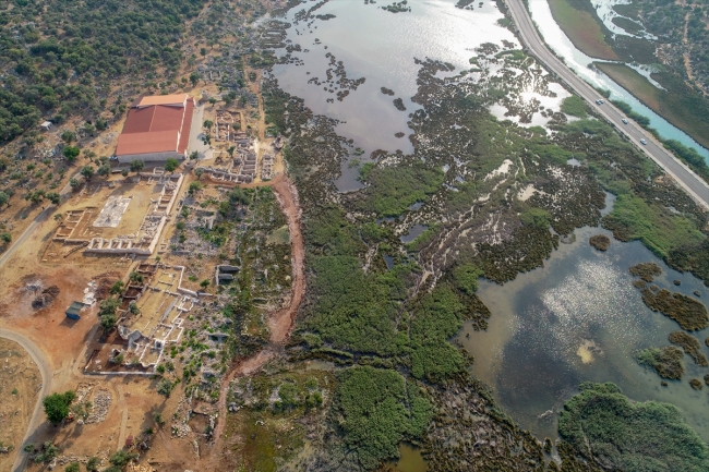 Antalya'daki antik kentte bronz tellerle dikilmiş kurşun zarf bulundu