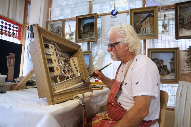 Deprem gerçeğine rölyef tablosuyla dikkat çekiyor