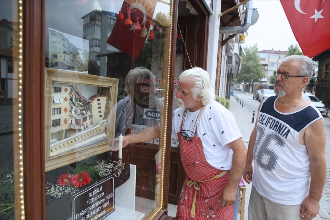 Deprem gerçeğine rölyef tablosuyla dikkat çekiyor