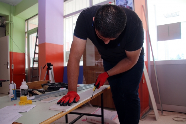 Öğrencileri için yaz tatilinde işçi gibi çalıştı