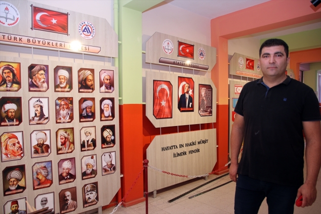 Öğrencileri için yaz tatilinde işçi gibi çalıştı