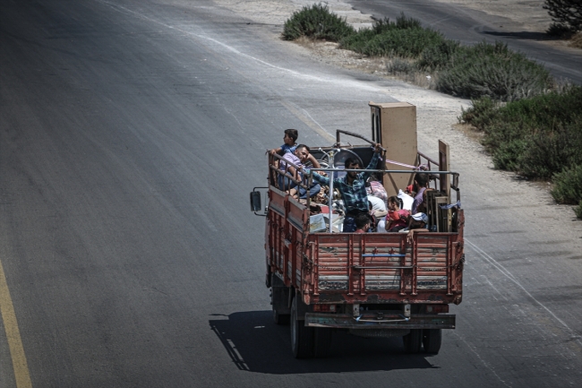 AA: 124 bin sivil Suriye-Türkiye sınırındaki kamplara göç etti