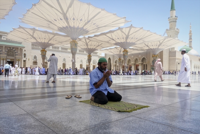 Hac görevini yerine getiren Müslümanlar Medine'de