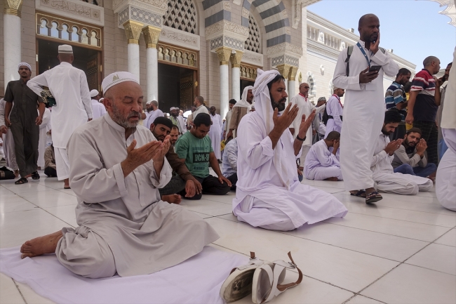 Hac görevini yerine getiren Müslümanlar Medine'de