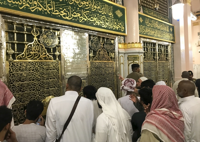 Hac görevini yerine getiren Müslümanlar Medine'de