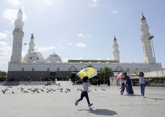 Hac görevini yerine getiren Müslümanlar Medine'de