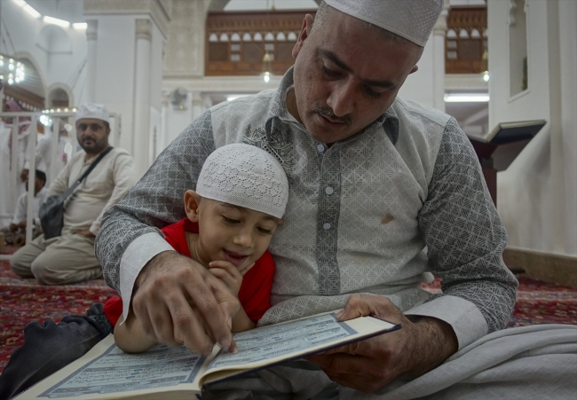 Hac görevini yerine getiren Müslümanlar Medine'de