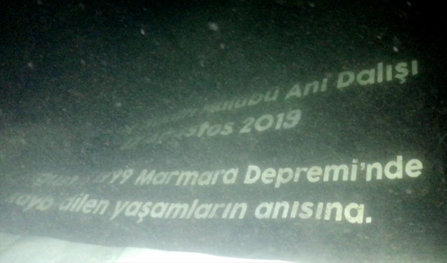 Deprem şehitlerini su altında andılar