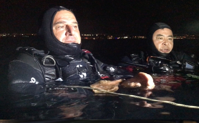 Deprem şehitlerini su altında andılar