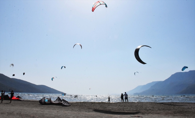 Gökyüzünün renkli kanatlarını Deli Mehmet havalandırıyor