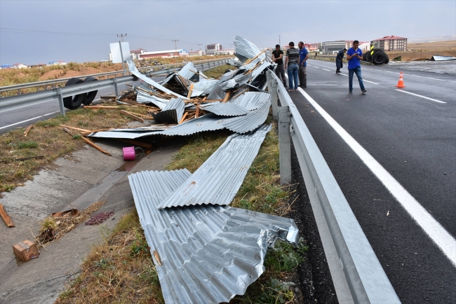 Uçan çatı kara yolunda trafiği aksattı