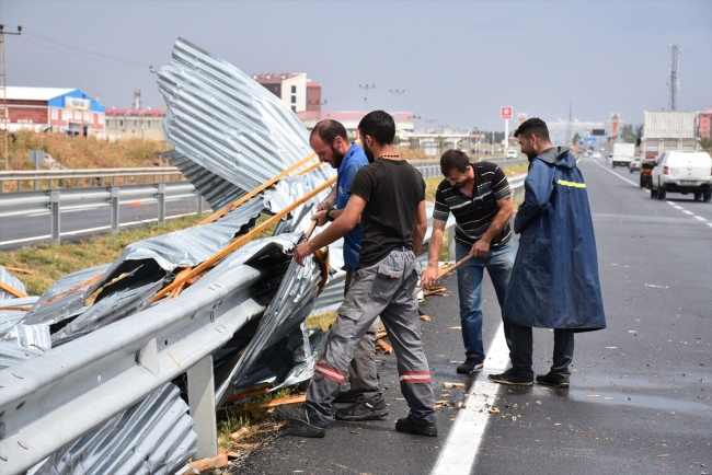 Uçan çatı kara yolunda trafiği aksattı