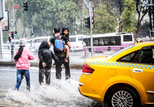 İstanbul'u yaz yağmuru vurdu