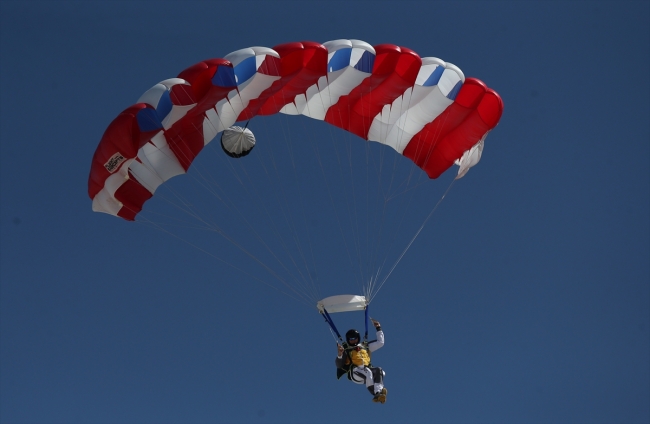 Delianlılar Paraşüt Takımı 44 yıldır atlayış yapıyor