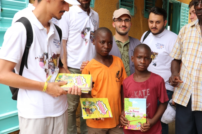 TİKA gönüllüleri Senegal'de yetimleri sevindirdi