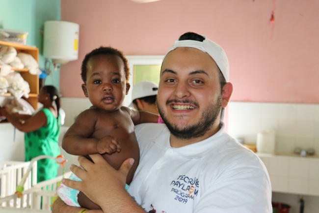 TİKA gönüllüleri Senegal'de yetimleri sevindirdi