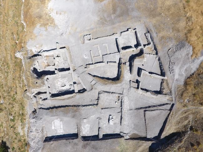 Kemah Kalesi'ndeki eserler gün yüzüne çıkarılıyor