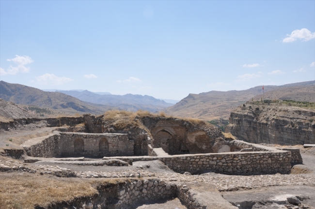 Kemah Kalesi'ndeki eserler gün yüzüne çıkarılıyor
