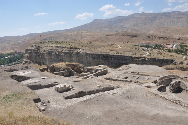 Kemah Kalesi'ndeki eserler gün yüzüne çıkarılıyor