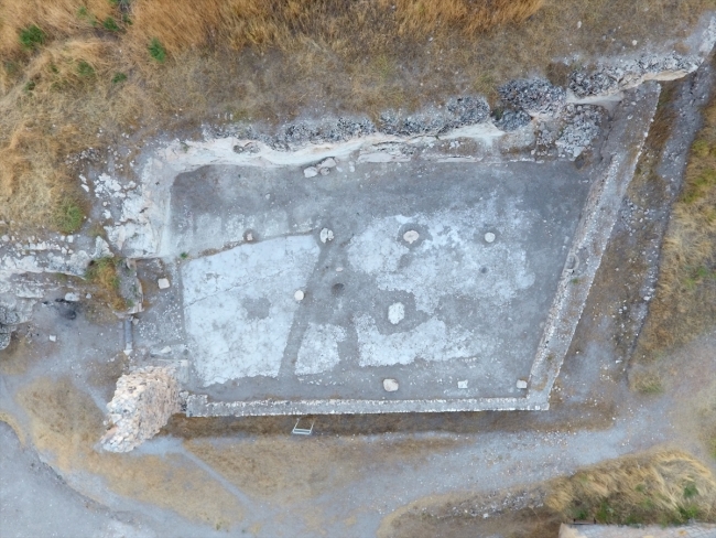 Kemah Kalesi'ndeki eserler gün yüzüne çıkarılıyor