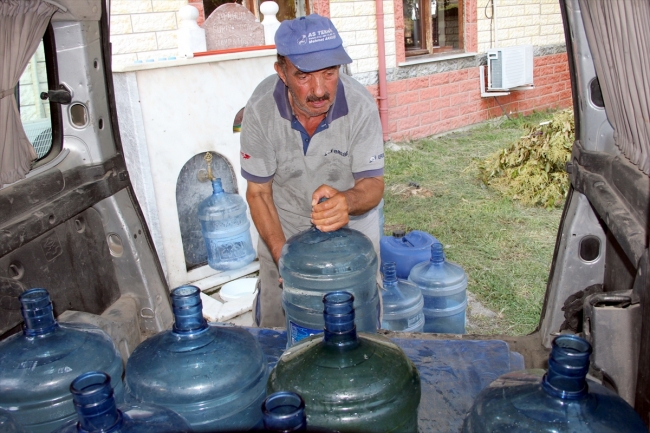 Sokak hayvanları için 11 yıldır su taşıyor