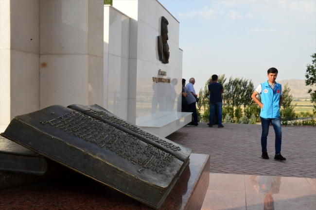Türk dünyası Cengiz Aytmatov Anıtı'nda buluşuyor