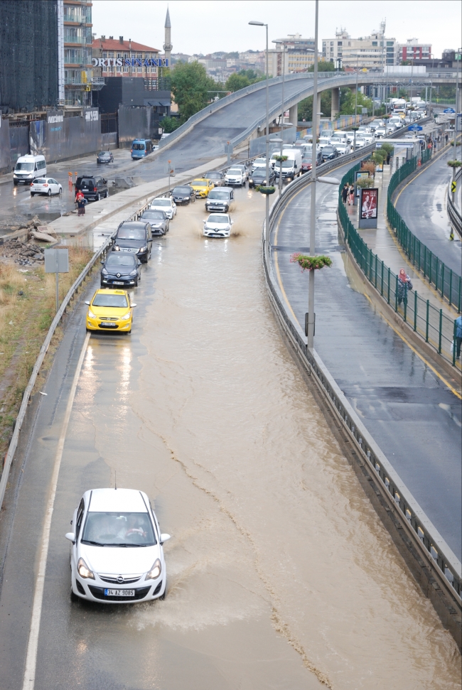İstanbul'da beklenen yağış başladı