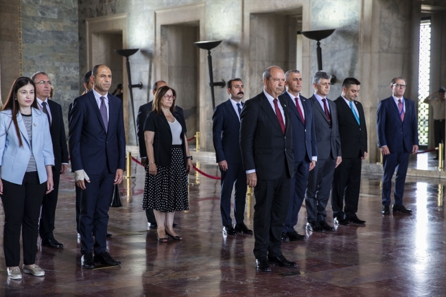 KKTC Başbakanı Ersin Tatar Anıtkabir'i ziyaret etti