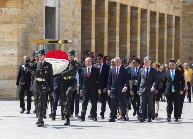 KKTC Başbakanı Ersin Tatar Anıtkabir'i ziyaret etti