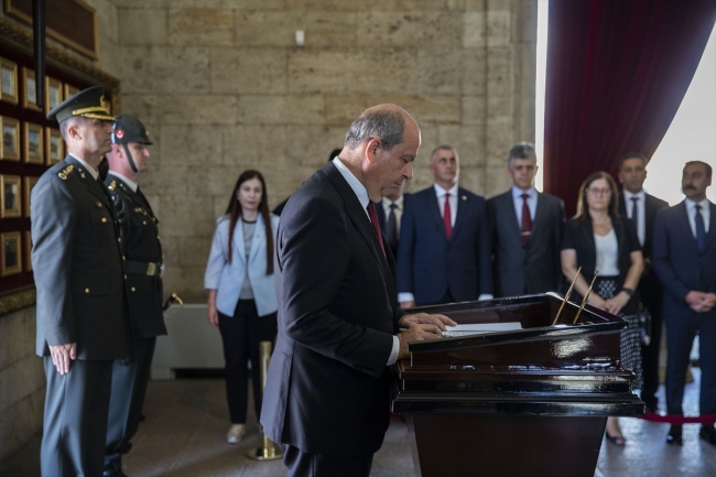 KKTC Başbakanı Ersin Tatar Anıtkabir'i ziyaret etti