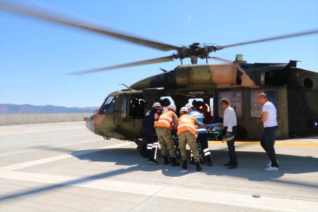 Siirt'te kayalıklardan düşen çoban, helikopterle kurtarıldı
