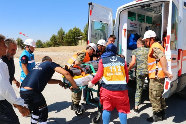 Siirt'te kayalıklardan düşen çoban, helikopterle kurtarıldı
