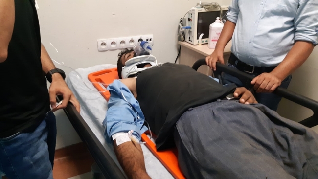 Siirt'te kayalıklardan düşen çoban, helikopterle kurtarıldı