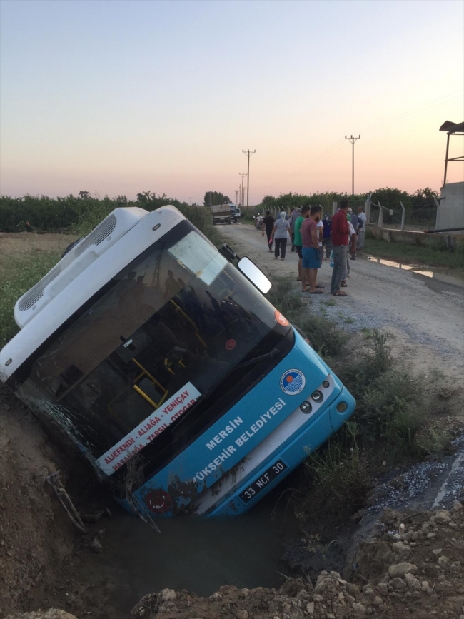 Mersin'de toplu taşıma aracı devrildi