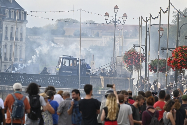 Fransa'da G7 Zirvesi protestoların gölgesinde başladı