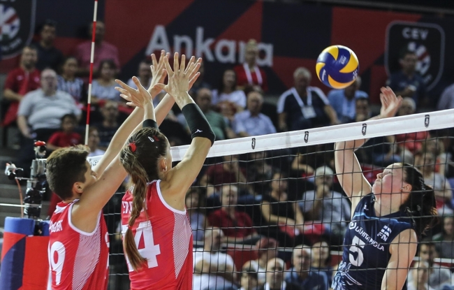 A Milli Kadın Voleybol Takımı 2'de 2 yaptı