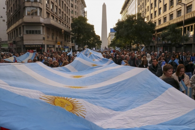 Arjantin'de halk hükümete destek olmak için sokağa döküldü