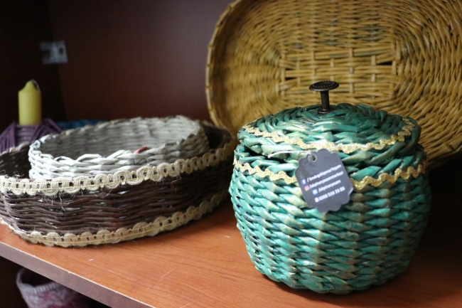 Gazete kağıtlarını hediyelik eşyaya dönüştürüyorlar