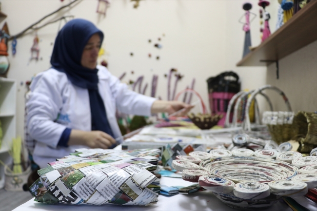 Gazete kağıtlarını hediyelik eşyaya dönüştürüyorlar