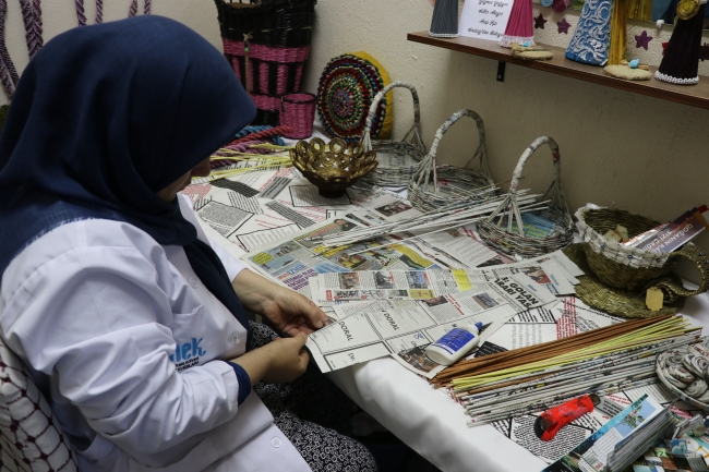 Gazete kağıtlarını hediyelik eşyaya dönüştürüyorlar