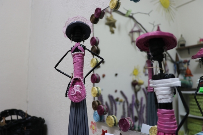 Gazete kağıtlarını hediyelik eşyaya dönüştürüyorlar