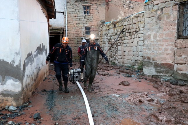 Sivas'ta sele kapılan 16 küçükbaş hayvan telef oldu, 7 ev hasar gördü