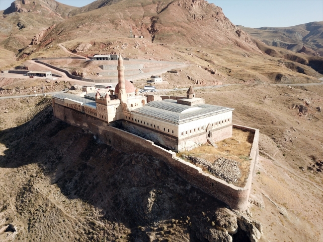 Görkemli yapısıyla 235 yıllık tarih: İshakpaşa Sarayı