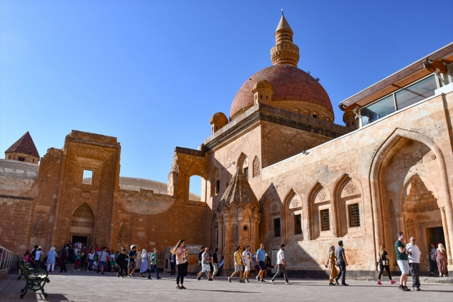 Görkemli yapısıyla 235 yıllık tarih: İshakpaşa Sarayı