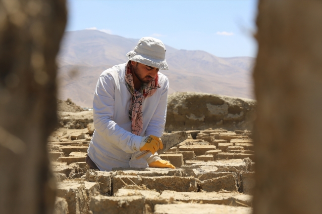 Urartuların depreme karşı kilitli taş kullandığı tespit edildi